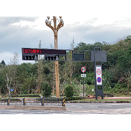 交通路口，宁慢三分，不追一秒！