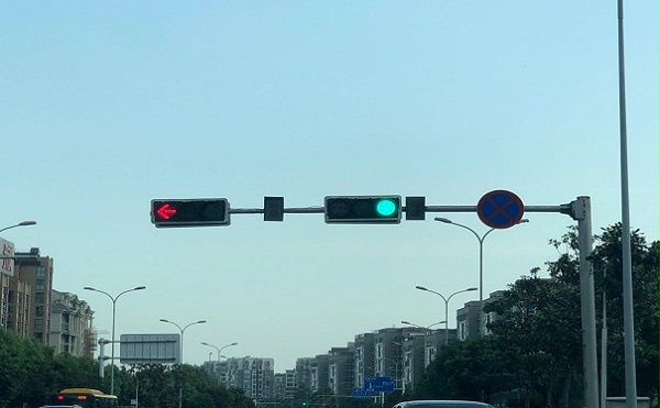 交通信号灯杆，交通标志牌
